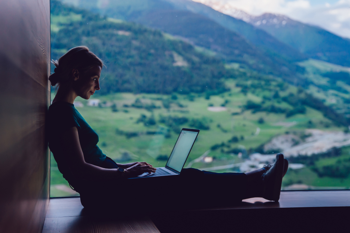 Dijital göçebelik nedir? Lokasyon bağımsız çalışma kültürü - Mandarin Medya blog kapak görseli